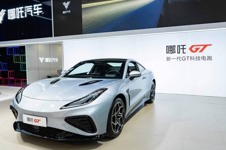 惠州180哪吒汽车在智能汽车领域的表现，领途汽车在新能源汽车市场中的影响力